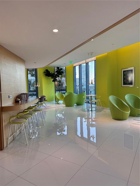 For Rent: $3,300 (1 beds, 1 baths, 610 Square Feet)