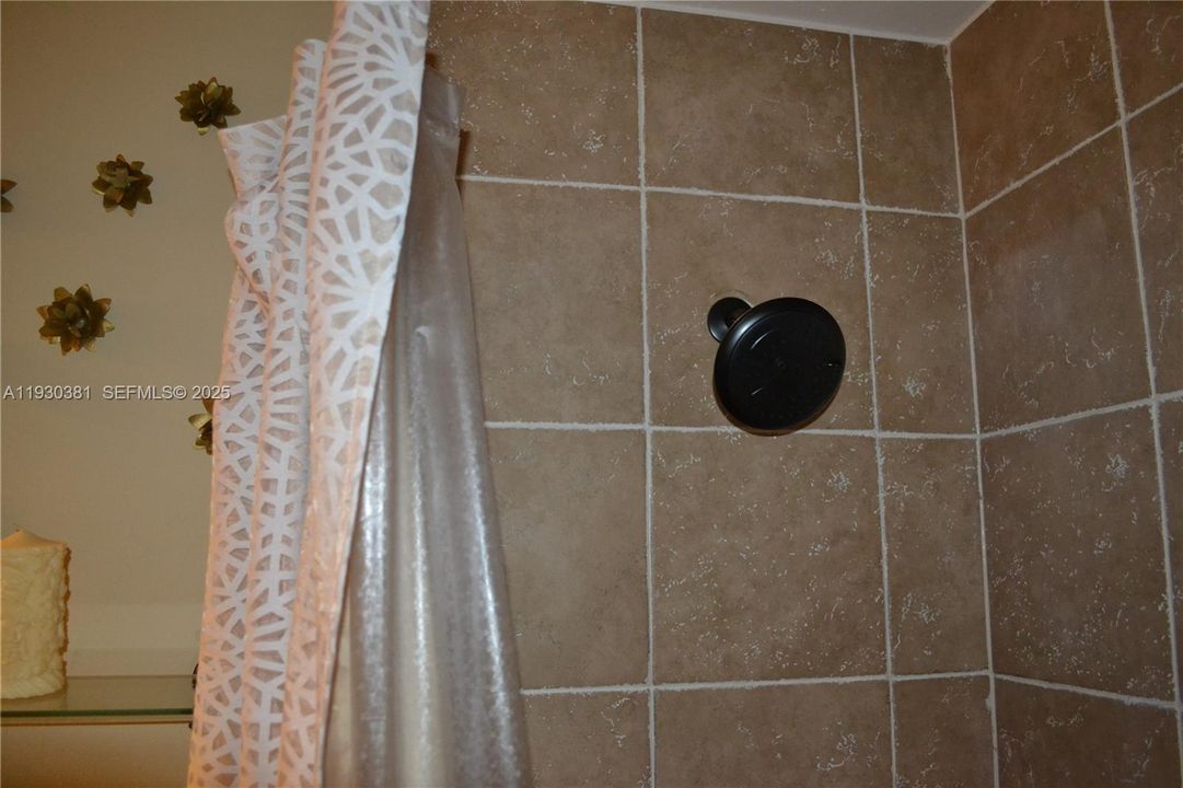 For Rent: $2,100 (2 beds, 2 baths, 870 Square Feet)