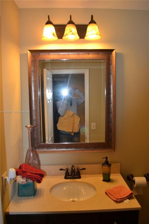 For Rent: $2,100 (2 beds, 2 baths, 870 Square Feet)