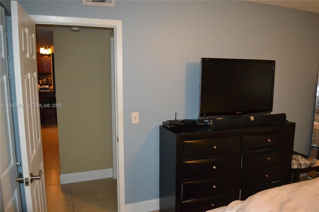 For Rent: $2,100 (2 beds, 2 baths, 870 Square Feet)