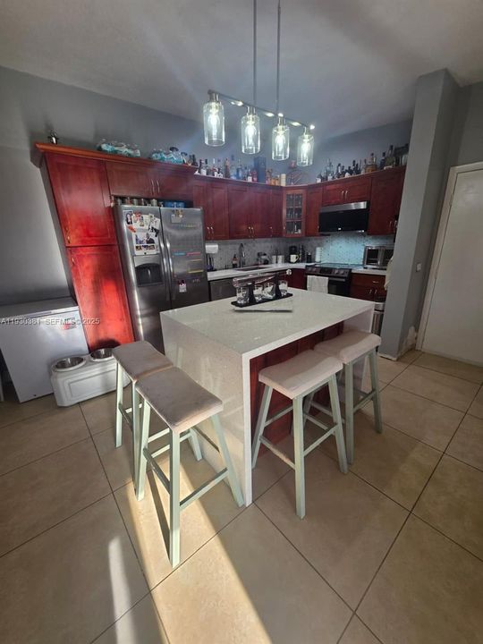 For Rent: $2,100 (2 beds, 2 baths, 870 Square Feet)