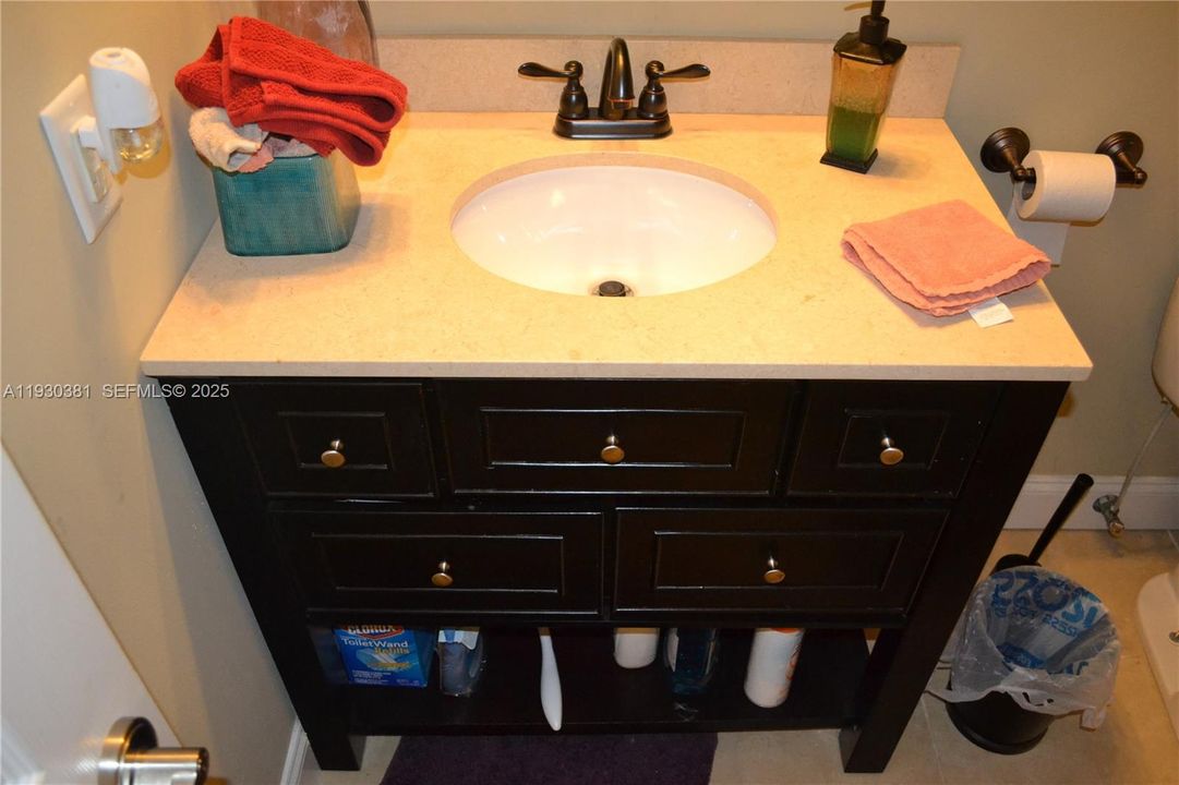 For Rent: $2,100 (2 beds, 2 baths, 870 Square Feet)