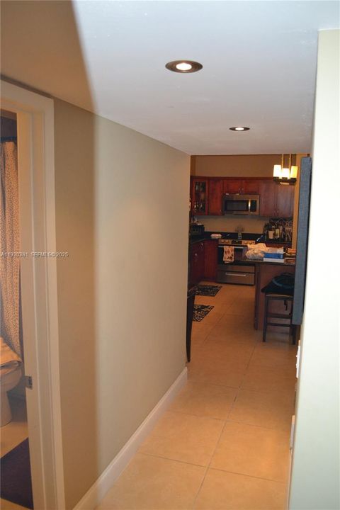 For Rent: $2,100 (2 beds, 2 baths, 870 Square Feet)