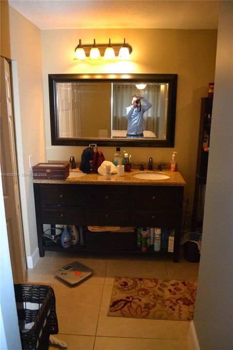 For Rent: $2,100 (2 beds, 2 baths, 870 Square Feet)