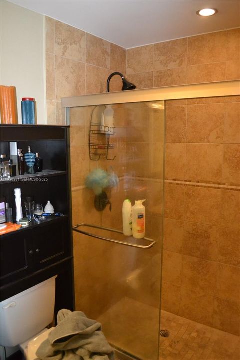 For Rent: $2,100 (2 beds, 2 baths, 870 Square Feet)