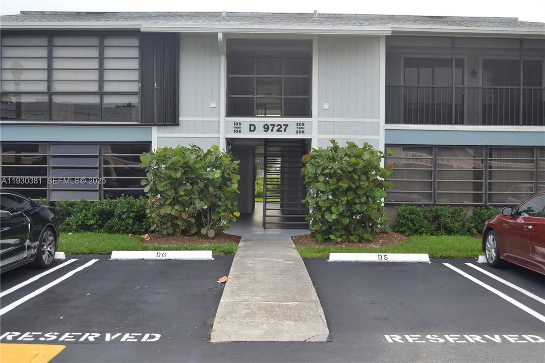 For Rent: $2,100 (2 beds, 2 baths, 870 Square Feet)