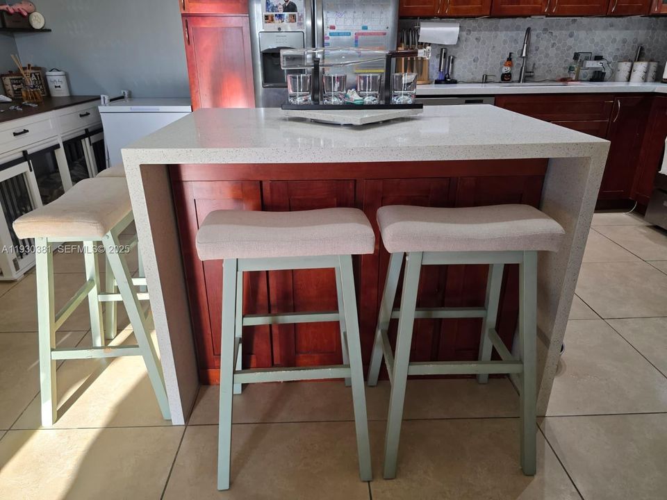 For Rent: $2,100 (2 beds, 2 baths, 870 Square Feet)