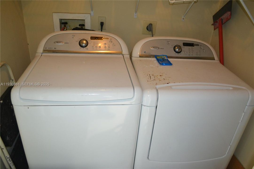 For Rent: $2,100 (2 beds, 2 baths, 870 Square Feet)