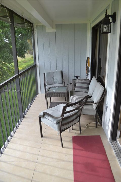 For Rent: $2,100 (2 beds, 2 baths, 870 Square Feet)