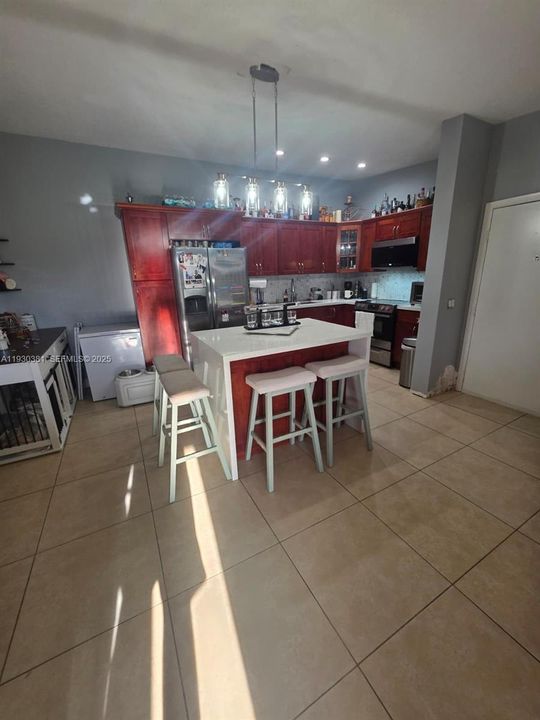 For Rent: $2,100 (2 beds, 2 baths, 870 Square Feet)