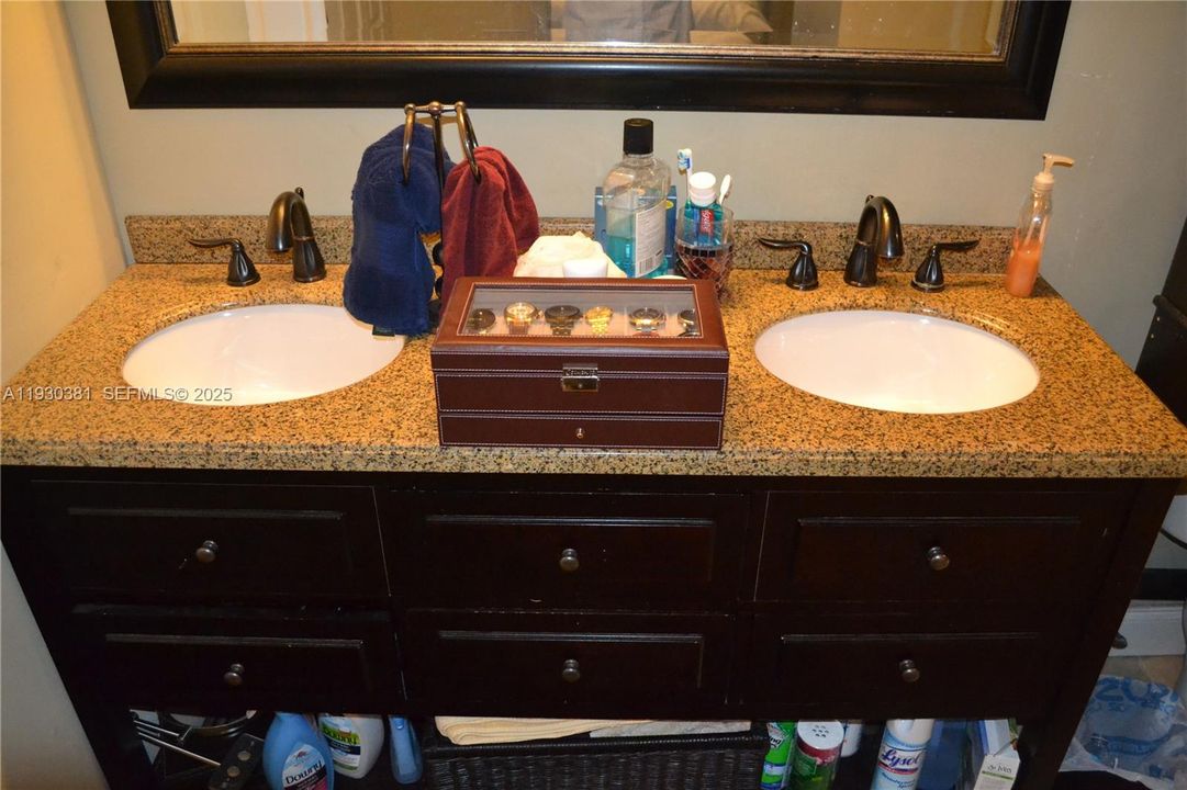 For Rent: $2,100 (2 beds, 2 baths, 870 Square Feet)