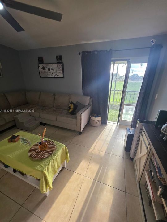 For Rent: $2,100 (2 beds, 2 baths, 870 Square Feet)