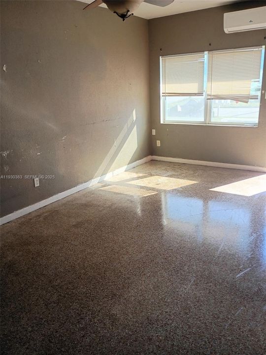 出租: $1,650 (2 贝兹, 1 浴室, 2394 平方英尺)