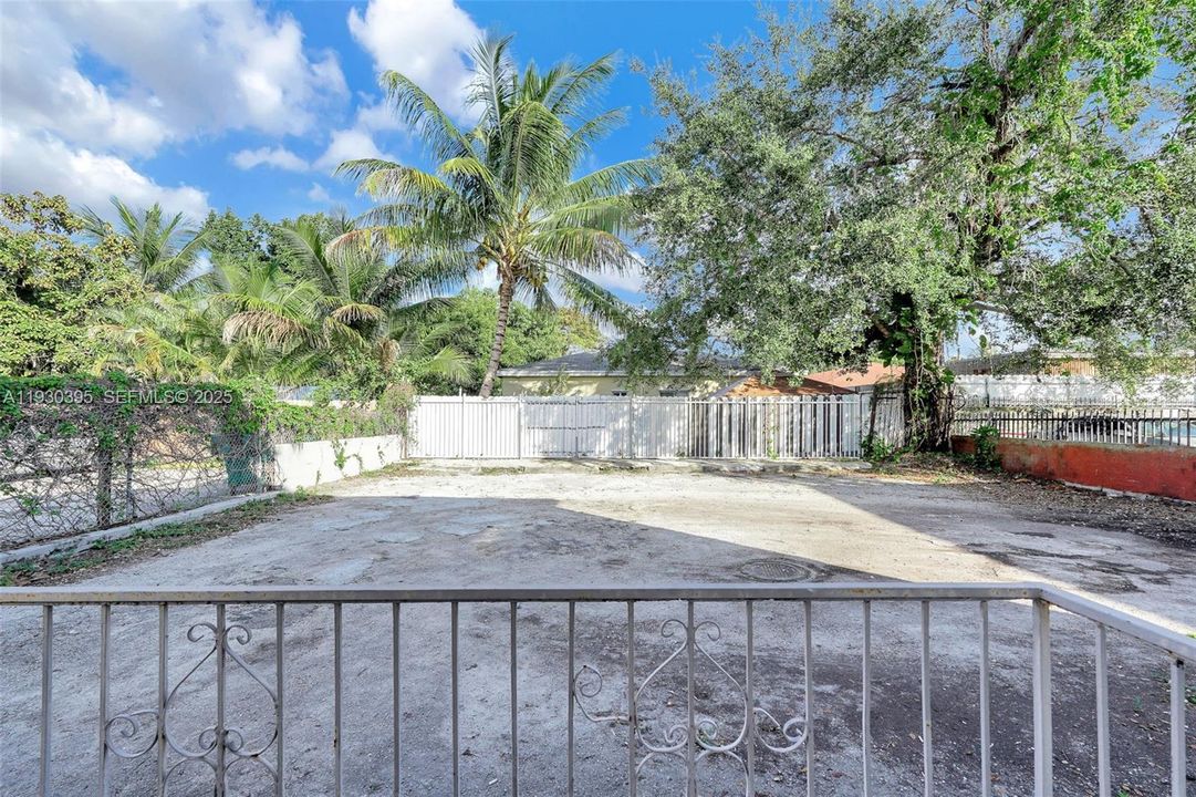 For Rent: $1,750 (1 beds, 1 baths, 1000 Square Feet)