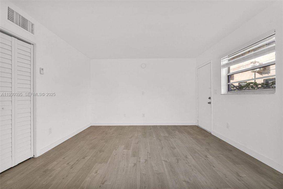 For Rent: $1,750 (1 beds, 1 baths, 1000 Square Feet)