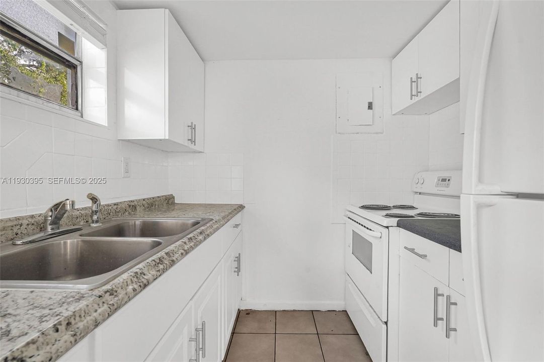 For Rent: $1,750 (1 beds, 1 baths, 1000 Square Feet)