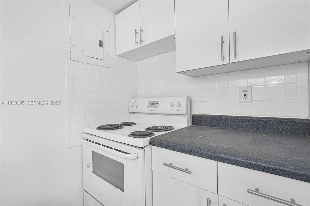 For Rent: $1,750 (1 beds, 1 baths, 1000 Square Feet)