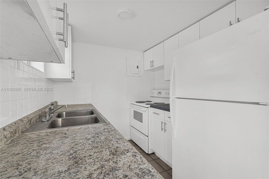 For Rent: $1,750 (1 beds, 1 baths, 1000 Square Feet)