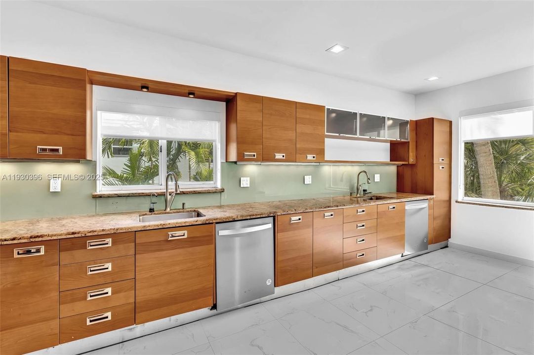 В аренду: $7,200 (5 спален, 3 ванн, 2274 Квадратных фут)