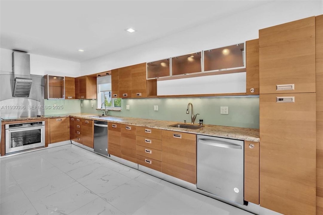 В аренду: $7,200 (5 спален, 3 ванн, 2274 Квадратных фут)