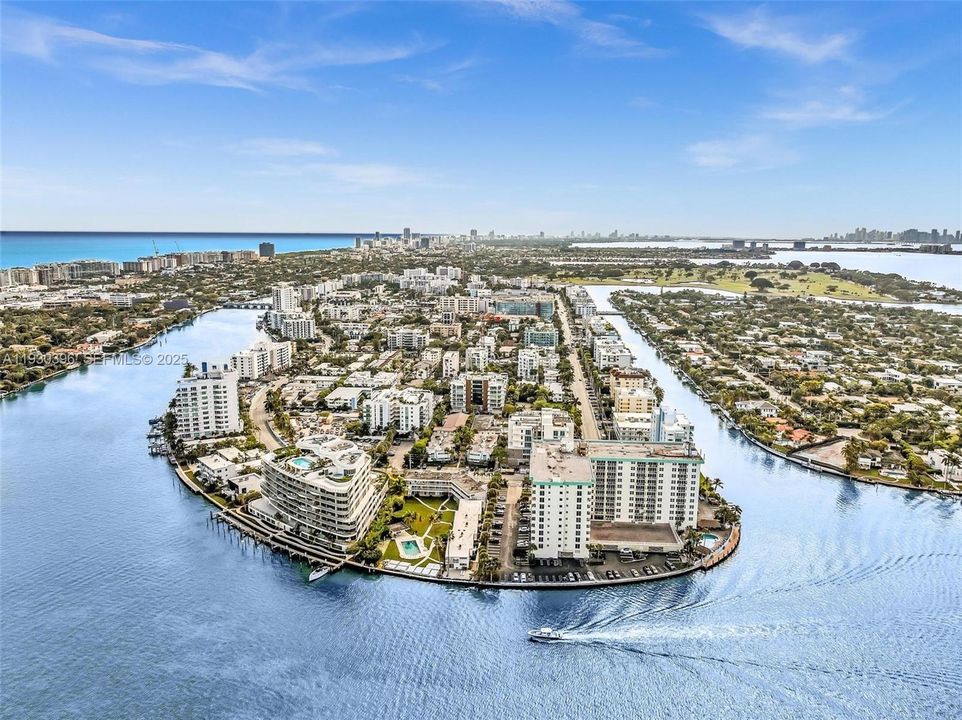 В аренду: $7,200 (5 спален, 3 ванн, 2274 Квадратных фут)