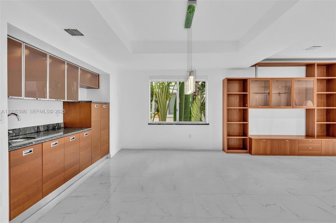 В аренду: $7,200 (5 спален, 3 ванн, 2274 Квадратных фут)