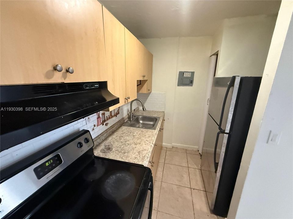 For Rent: $2,200 (2 beds, 1 baths, 748 Square Feet)