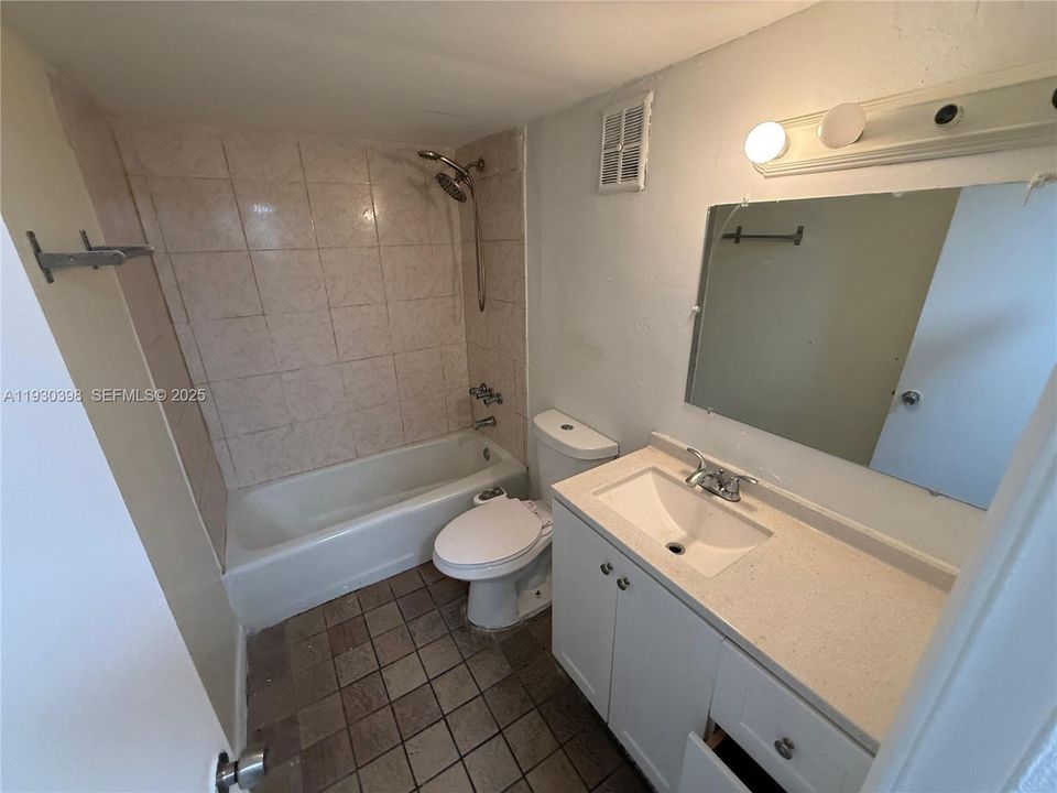 For Rent: $2,200 (2 beds, 1 baths, 748 Square Feet)