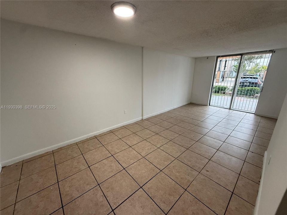For Rent: $2,200 (2 beds, 1 baths, 748 Square Feet)