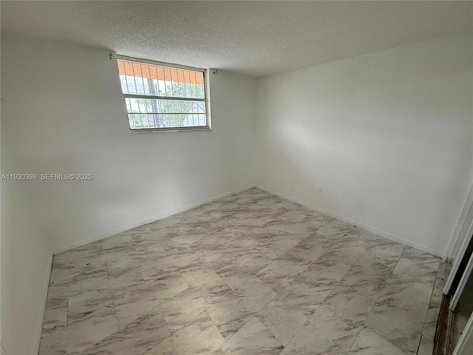For Rent: $2,200 (2 beds, 1 baths, 748 Square Feet)