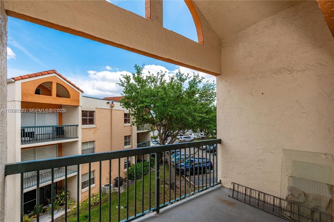 For Rent: $2,075 (2 beds, 2 baths, 950 Square Feet)