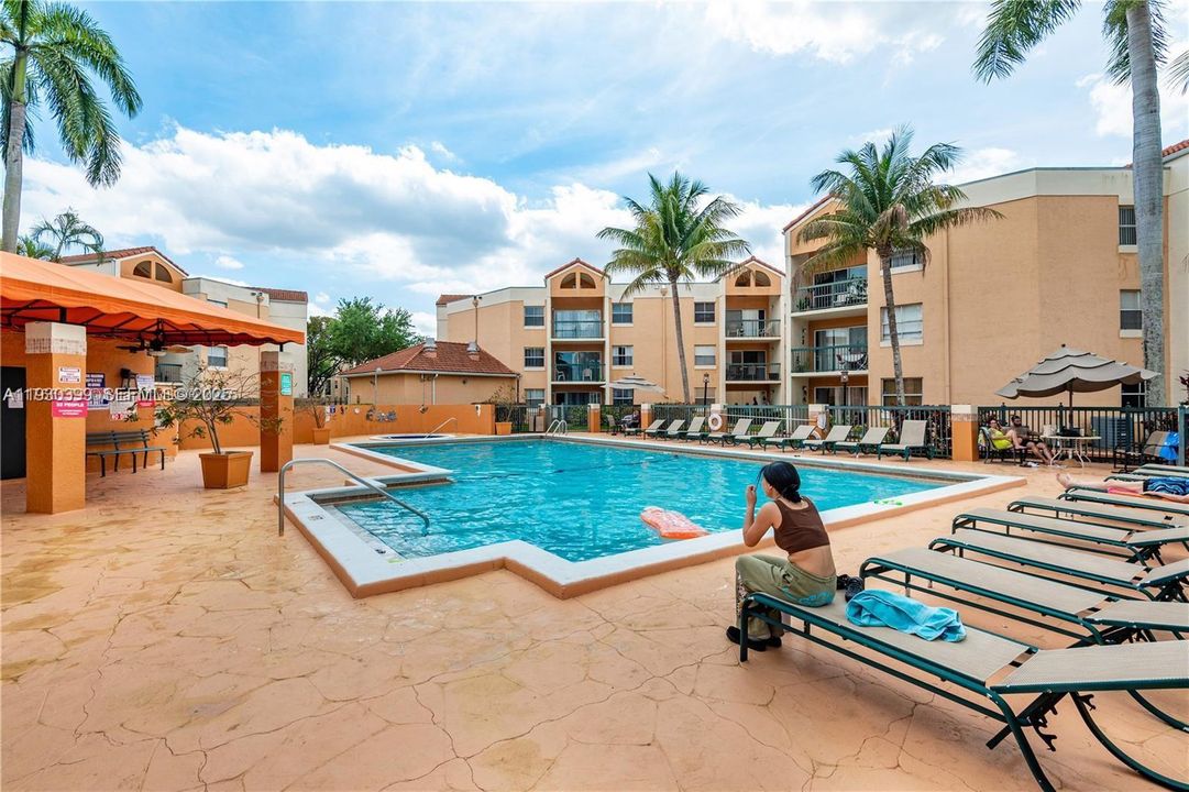 For Rent: $2,075 (2 beds, 2 baths, 950 Square Feet)