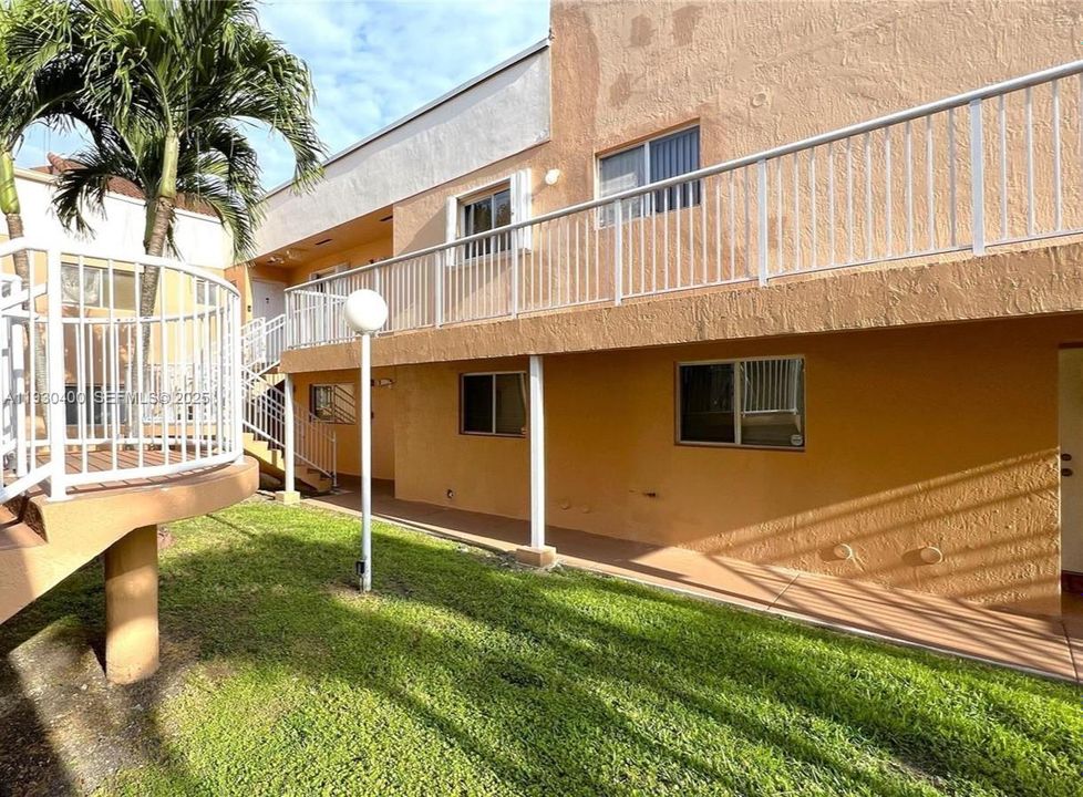 For Rent: $2,150 (2 beds, 2 baths, 900 Square Feet)