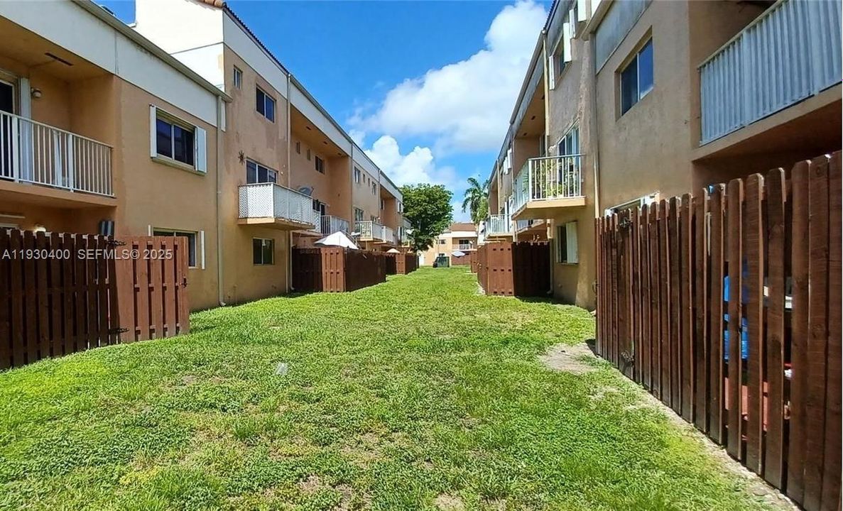 For Rent: $2,150 (2 beds, 2 baths, 900 Square Feet)