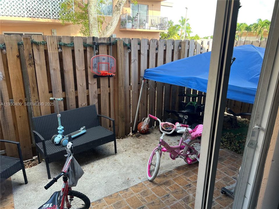 For Rent: $2,150 (2 beds, 2 baths, 900 Square Feet)