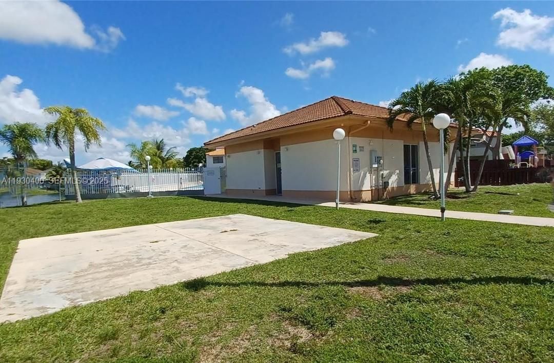 For Rent: $2,150 (2 beds, 2 baths, 900 Square Feet)