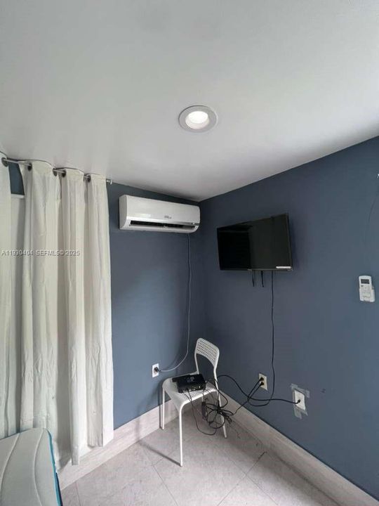 For Rent: $1,200 (1 beds, 1 baths, 1300 Square Feet)