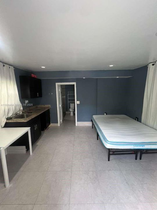 For Rent: $1,200 (1 beds, 1 baths, 1300 Square Feet)