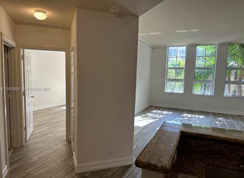 For Sale: $335,000 (1 beds, 1 baths, 836 Square Feet)