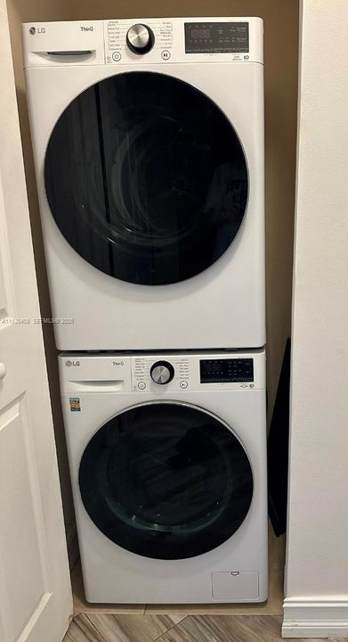 For Sale: $335,000 (1 beds, 1 baths, 836 Square Feet)