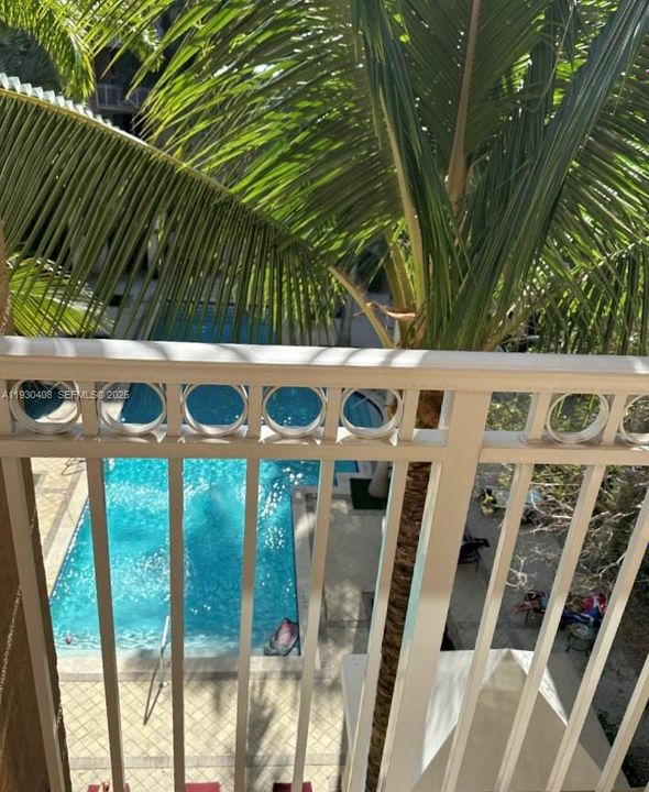 For Sale: $335,000 (1 beds, 1 baths, 836 Square Feet)