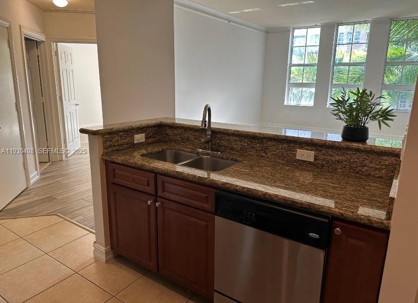 For Sale: $335,000 (1 beds, 1 baths, 836 Square Feet)