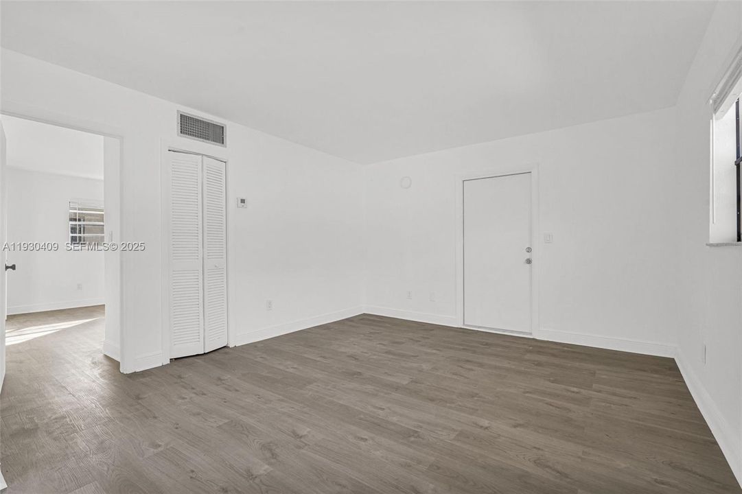 For Rent: $1,825 (1 beds, 1 baths, 1000 Square Feet)