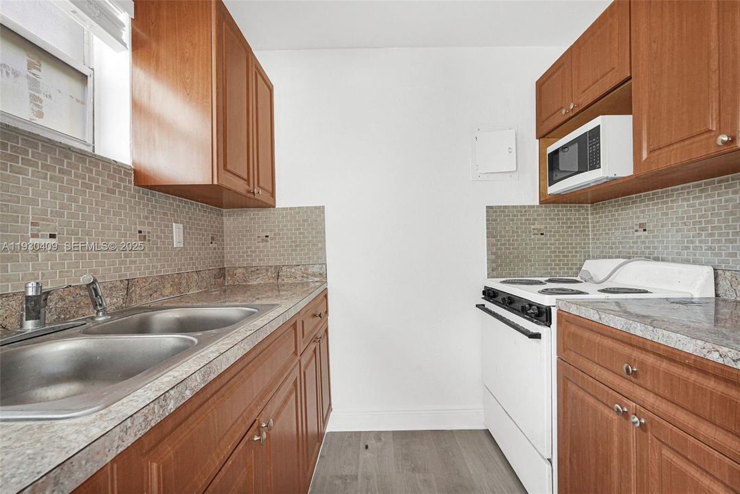 For Rent: $1,825 (1 beds, 1 baths, 1000 Square Feet)
