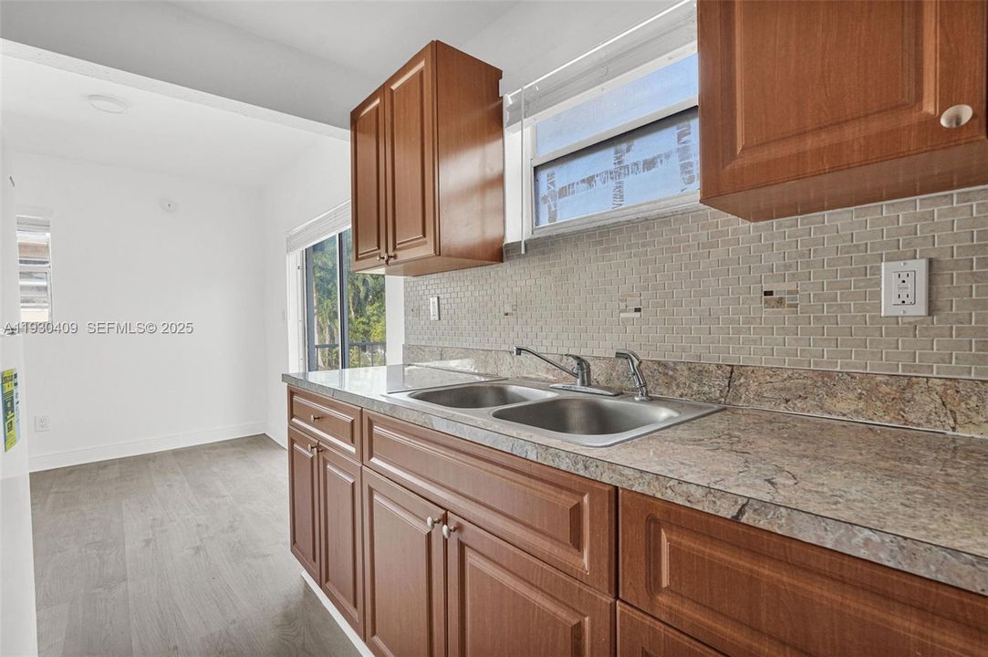 For Rent: $1,825 (1 beds, 1 baths, 1000 Square Feet)