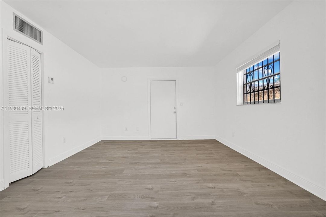 For Rent: $1,825 (1 beds, 1 baths, 1000 Square Feet)