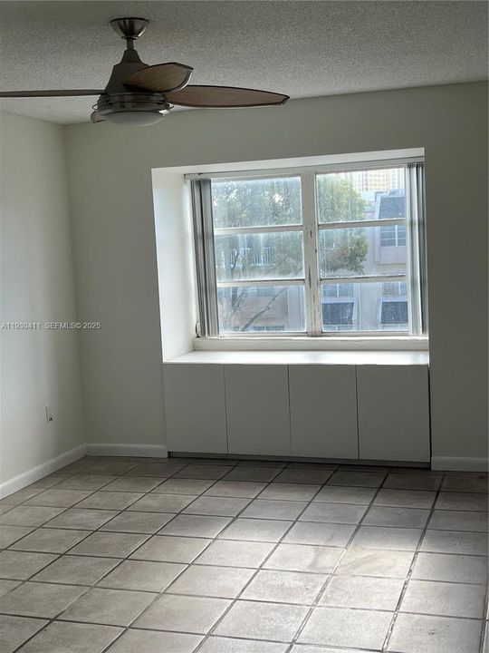 For Sale: $299,000 (2 beds, 2 baths, 1075 Square Feet)