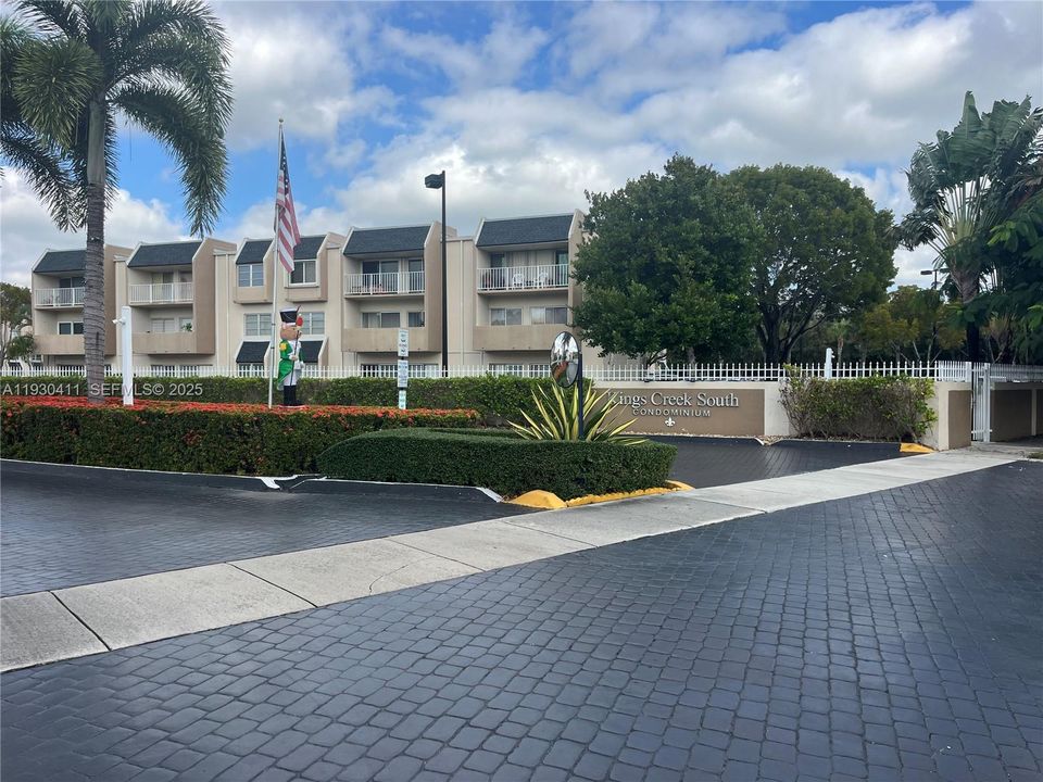 For Sale: $299,000 (2 beds, 2 baths, 1075 Square Feet)