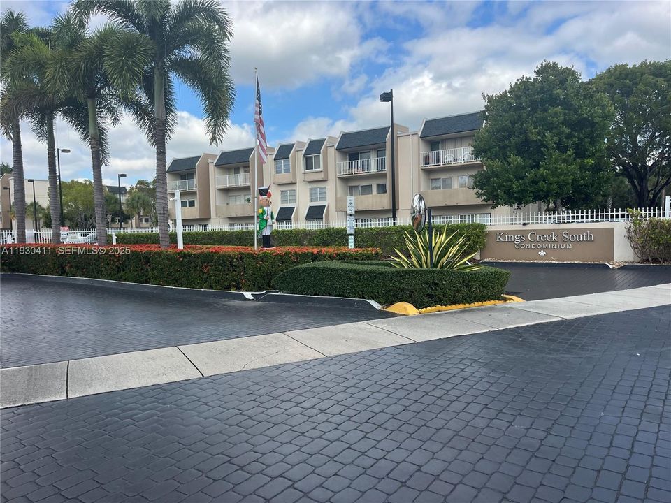 For Sale: $299,000 (2 beds, 2 baths, 1075 Square Feet)