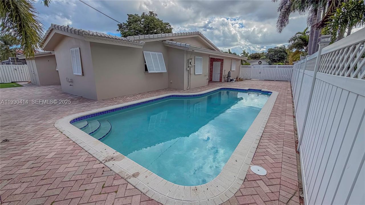 For Sale: $1,039,000 (4 beds, 3 baths, 2161 Square Feet)